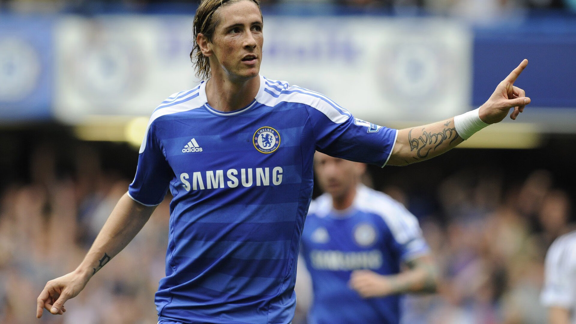 西甲明星奔跑：突破防线，精彩瞬间！，西甲足球明星